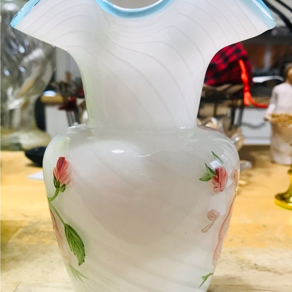 Vintage Fenton art glass Rose ruffle vase. - Picture 3 of 5